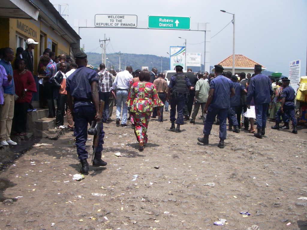 Goma : Petite Barrière, certains agents de DGM monnayent le jeton pour la traversée.