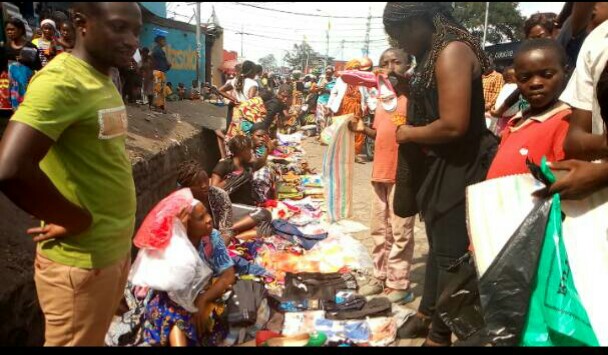 Goma: Birere, les marchands envahissent les chaussées à la veille des fêtes