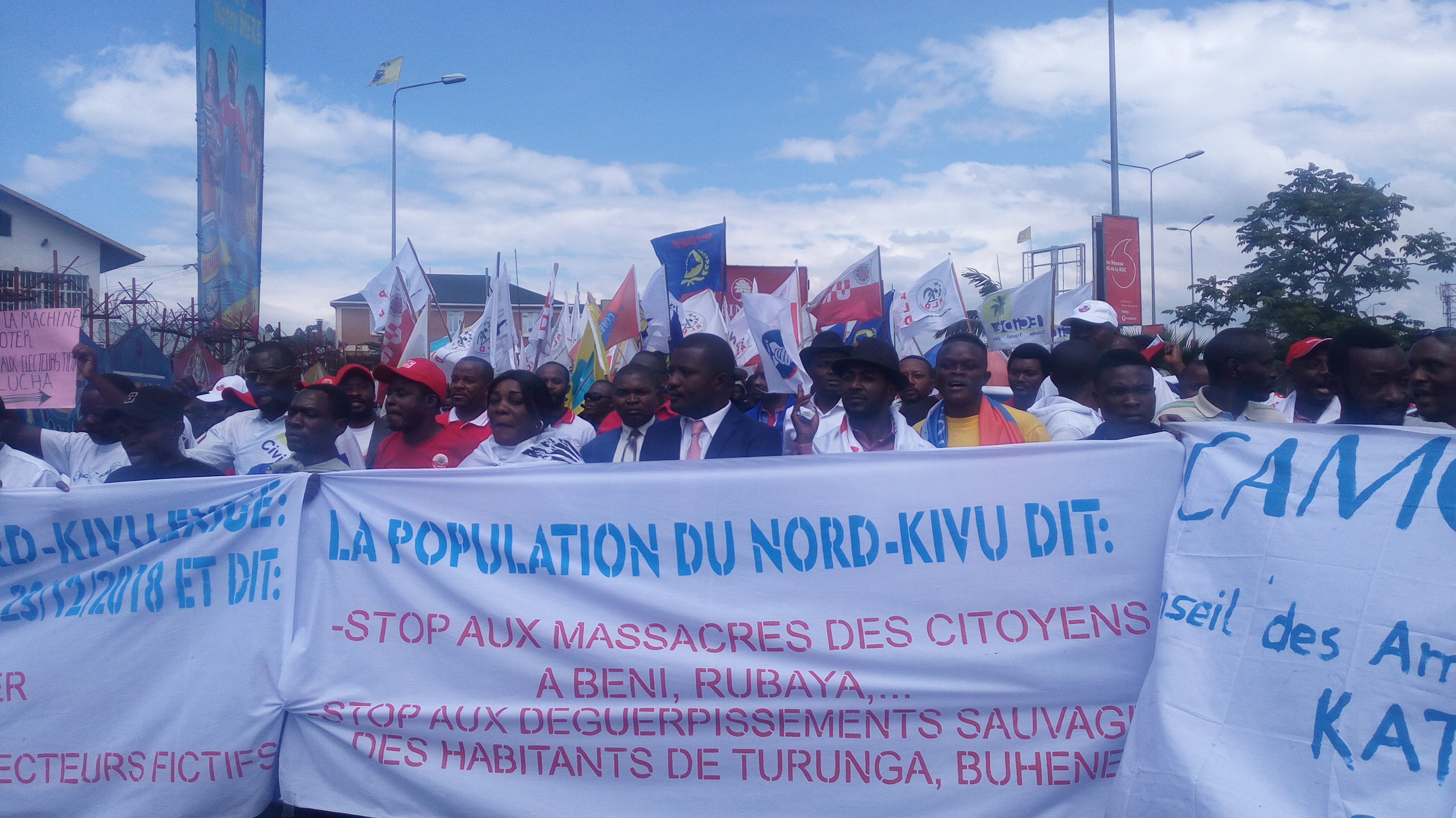 Goma : L’opposition Brûle une imprimante devant la Ceni en signe de protestation de la machine à voter