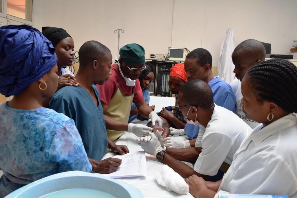 HEAL Africa : Médecins et Infirmiers en orthopédie formés sur le counseling et le traitement de pieds-bots varus-equin (PBVE) selon la méthode de PONSETI