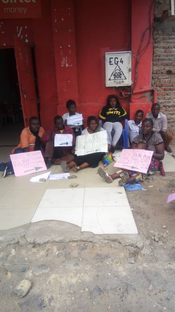 Rutshuru : La Lucha en sit-in jusque tard dans la nuit devant les locaux d&rsquo;Airtel à Kiwanja (Nord-Kivu)