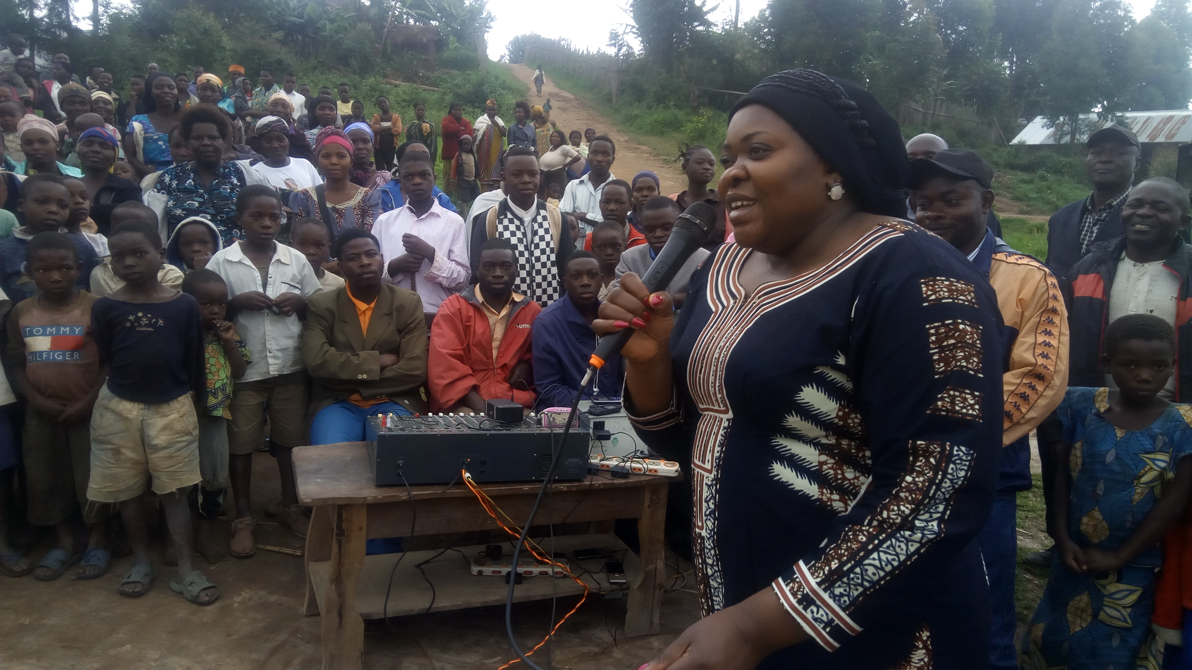 Lubero : « La meilleure façon d’accompagner Julien Paluku Kahongya, c’est participer aux efforts de paix et de développement », message de son épouse Anuarite Makasi Kahongya aux jeunes de Mutongo (Nord-Kivu).