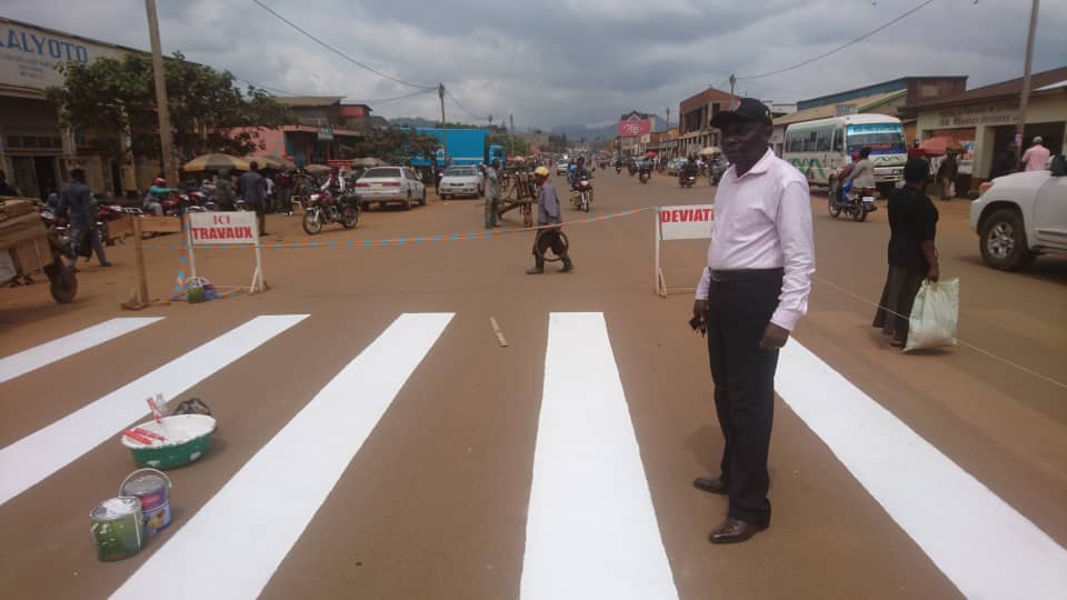 Butembo : La CNPR retrace les lignes zébrées des artères de la ville pour prévenir les accidents routiers (Nord-Kivu)