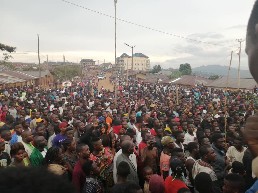 Lubero : « Exigeons le départ des militaires coutumiers », Cris de la population à l’arrivée de la délégation provinciale mixte à Kirumba (Nord-Kivu)
