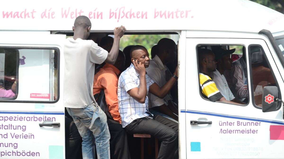 COVID-19 : Les  taxis bus de l’axe Majengo-Buhene ne respectent pas le nombre réduit de passagers