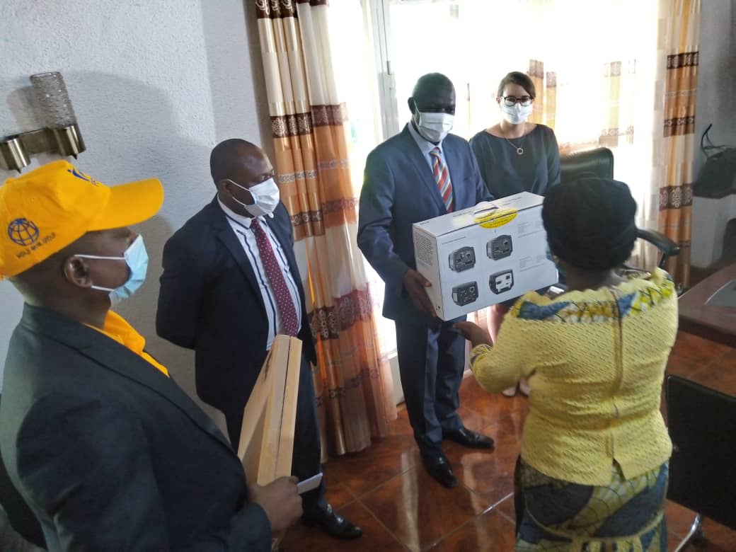 COVID-19 : Le PFCGL octroie 4 cameras thermiques au Programme National de l’hygiène aux frontières (PNHF) Nord Kivu assurer la surveillance épidémiologique aux frontières de la Petite Barriere, Kasindi et Bunagana. ﻿
