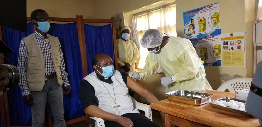 Vaccination contre covid-19 : l&rsquo;évêque du diocèse de Butembo-Beni reçoit sa première dose (Nord-Kivu)