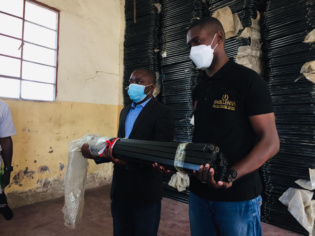 Goma : Plus de 500 bancs à métal remis aux écoles par la Fondation de la première Dame.