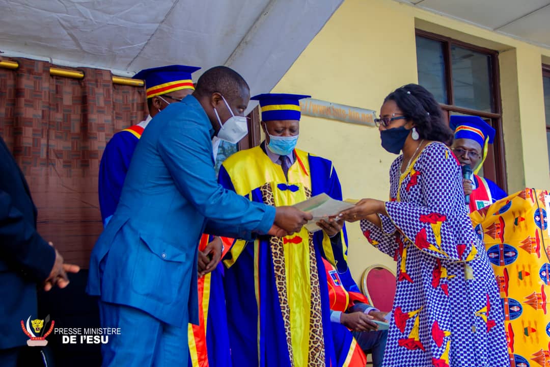 RDC-ESU: Muhindo Nzangi a remis des diplômes académiques homologués à l&rsquo;Institut  national du  travail social.