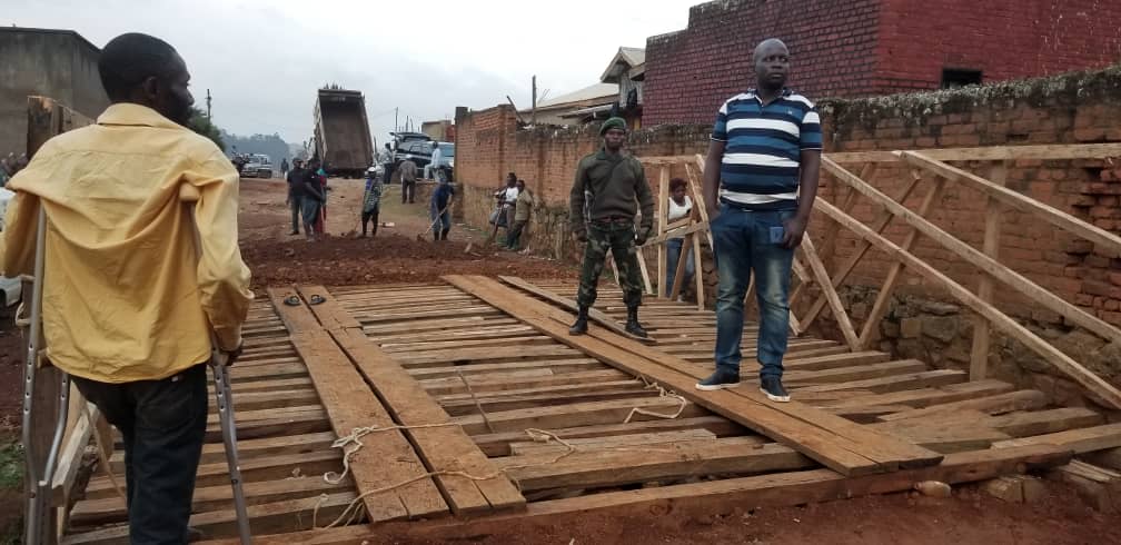 Butembo: Un bienfaiteur construit le pont reliant l&rsquo;avenue Butembo à celle de Maman Musayi.