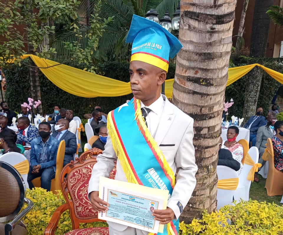Bukavu: Le docteur Nanga Batende reçoit le prix de  » l&rsquo;ambassadeur de la paix » par l&rsquo;église du Christ au Congo