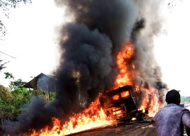 Ituri : 15 véhicules en convoi incendiés à Ofay par des ADF.