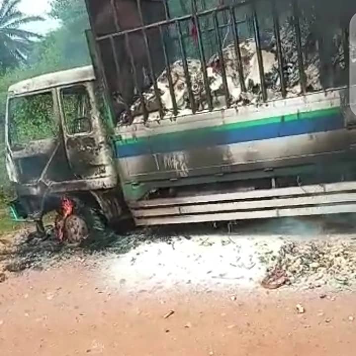 Beni: Deux véhicules incendiés dans une  incursion made ADF à Kalembo en secteur de Rwenzori.