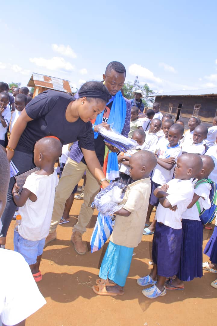 Beni: 20 écoles déplacées appuyées en fournitures scolaires sur la route Oicha-Eringeti