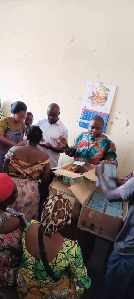 Goma : Les femmes maraîchères de Kahembe bénéficient des Kits scolaires d&rsquo;un Bienfaiteur
