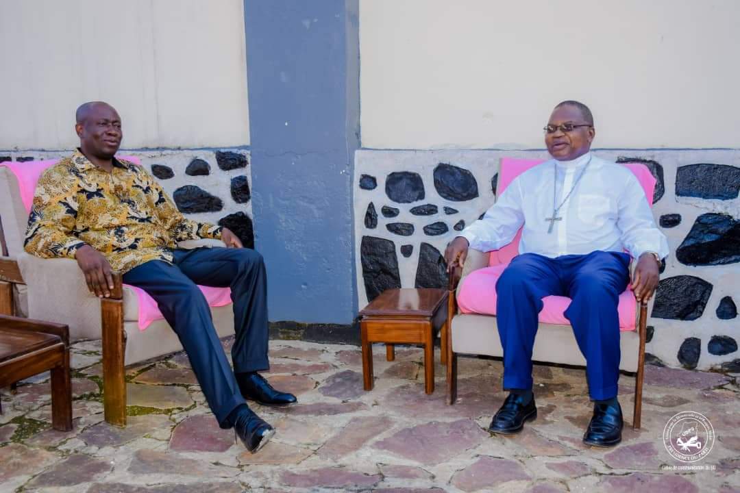 Kisangani : Augustin Kubuya, secrétaire général de l’UDPS s’entretient avec l&rsquo;archevêque catholique Utembi.
