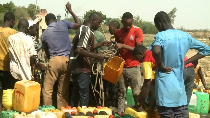 Goma: des jeunes filles et des mamans font de longues distances à pied pour s&rsquo;approvisionner en eau potable suite à la pénurie d&rsquo;eau.