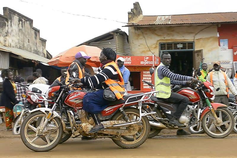 Irumu : Un conducteur de moto taxi s&rsquo;échappe des mains des inciviques, sa moto incendiée et ses biens pillés.