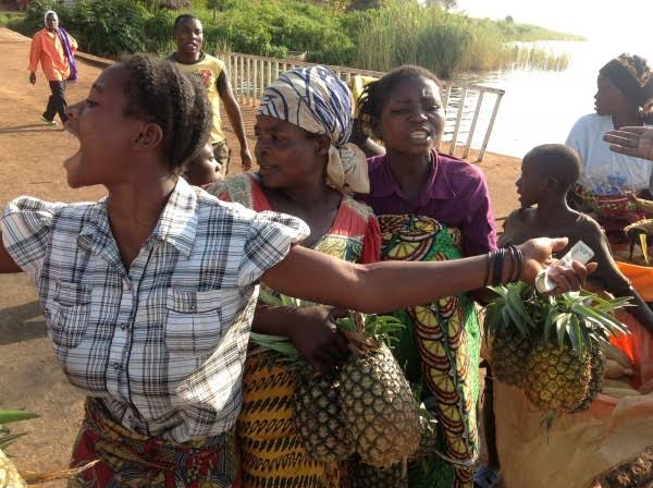 Nord-Kivu : l&rsquo;ananas de Kanyabayonga sans clients depuis l&rsquo;arrêt de trafic Goma-Butembo suite au M23, un manque à gagner pour la femme vendeuse
