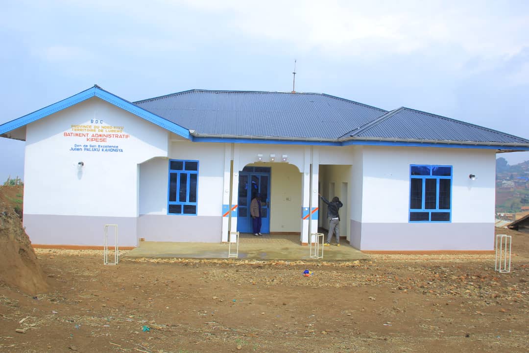 Lubero : La Fondation Julien Paluku Kahongya remet officiellement le bâtiment administratif construit à Kipese à la hauteur de 31 550 dollars américains (Nord-Kivu)