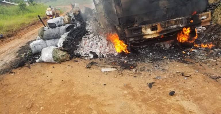 Ituri : 4 véhicules incendiés, un chauffeur blessé et d&rsquo;autres civils portés disparus dans une attaque ADF à Bandibwame sur l&rsquo;axe Mambasa-Komanda