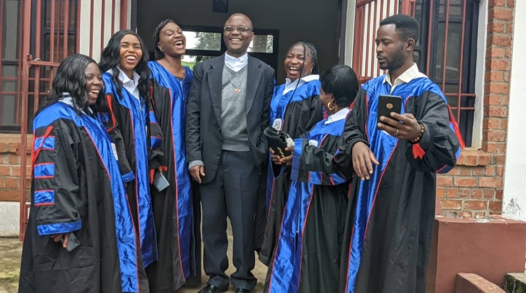 Lubero : « Vous êtes appelés à devenir des créateurs d’emploi », Père Anselme Tsongo, secrétaire académique de l&rsquo;Université Sainte-Croix de Mulo aux nouveaux diplômés