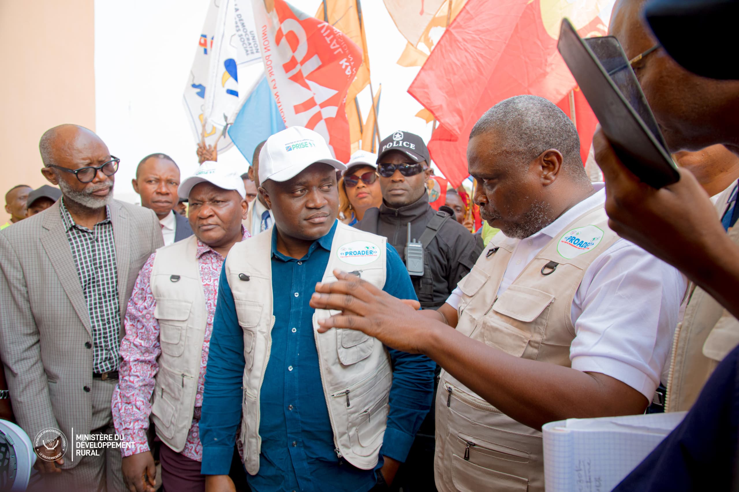 RDC : Muhindo Nzangi en visite d’inspection des œuvres dans le Kwango dans le cadre du projet PROADER