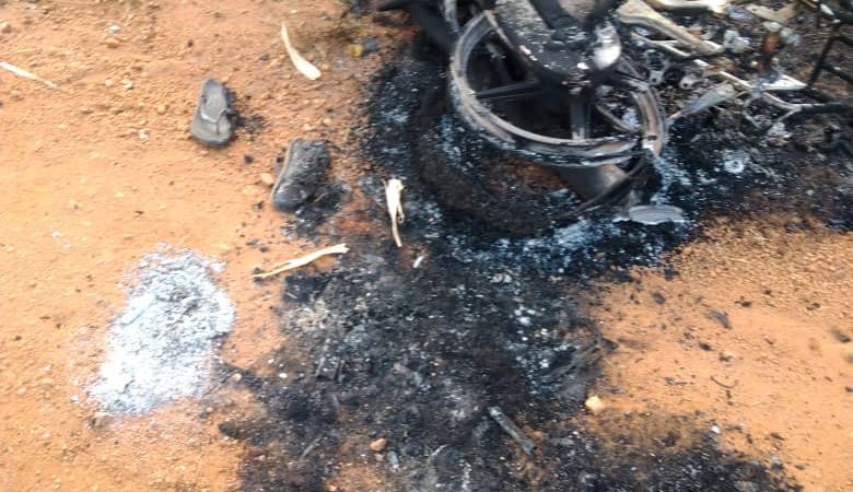 Irumu : Cinq civils tués à côté des maisons et motos incendiées à Mafifi.