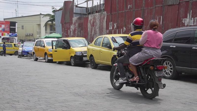 Goma: les chauffeurs taxi jaunes observent un arrêt du travail des taxis en hommage à Patrick Ushindi, leur collègue tué