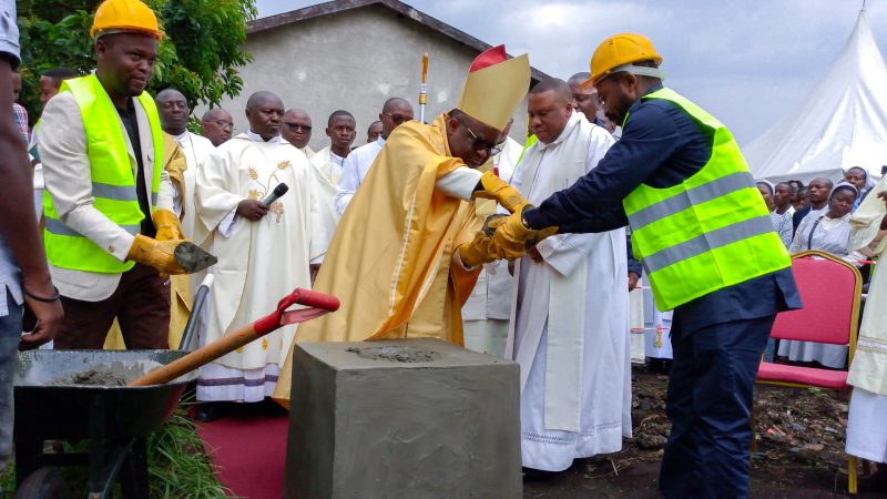 GOMA : L&rsquo;évêque du diocèse de Goma pose la première pierre pour une nouvelle paroisse catholique , un don du sénateur Papy Machozi