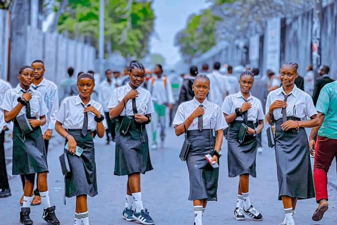 RDC : Le Ministère de l’Éducation engage une réforme pour protéger le droit à l’éducation des filles enceintes