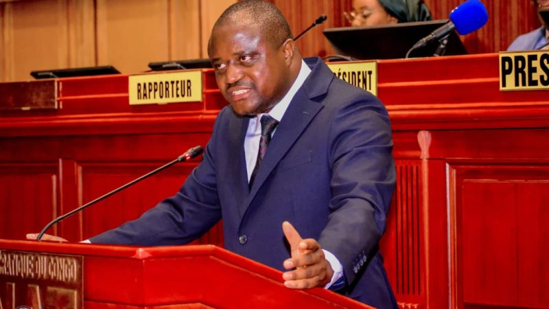 SÉNAT RDC : Le ministre d’État Muhindo Nzangi défend avec clarté la stratégie de la « revanche du sol sur le sous-sol »