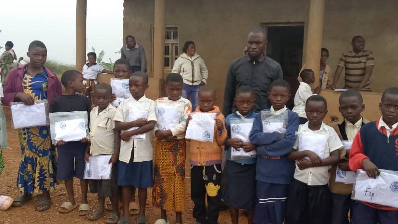 Nord-Kivu : Le bienfaiteur Mbusa Kayithula habille l’avenir des écoliers de Beni pour la rentrée prochaine