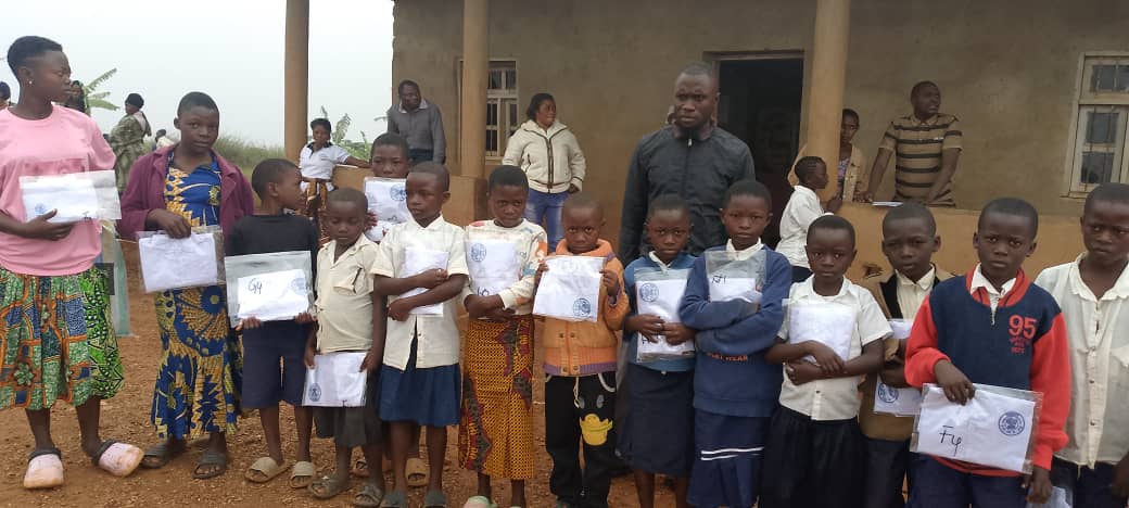 Nord-Kivu : Le bienfaiteur Mbusa Kayithula habille l’avenir des écoliers de Beni pour la rentrée prochaine