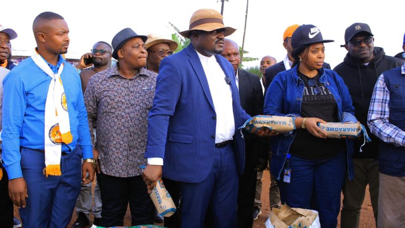 Nord-Kivu : Muhindo Nzangi au chevet des agriculteurs de Butuhe avec des semences et la promesse de relancer le Complexe théicole