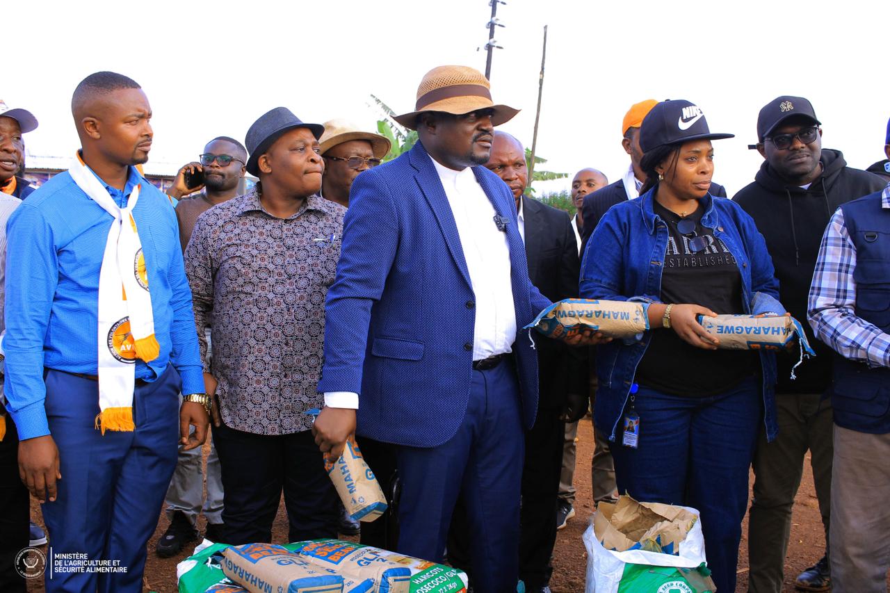 Nord-Kivu : Muhindo Nzangi au chevet des agriculteurs de Butuhe avec des semences et la promesse de relancer le Complexe théicole