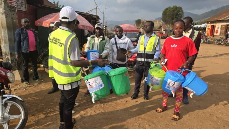 Nord-Kivu : La société Wedding Service Machine renforce la riposte contre Ebola par l&rsquo;installation de kits de lavage des mains à Lubero-centre