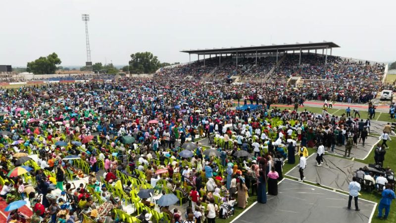 Lubumbashi en effervescence : le Prophète Jules Mulindwa mobilise des foules records au stade Kibassa Maliba !